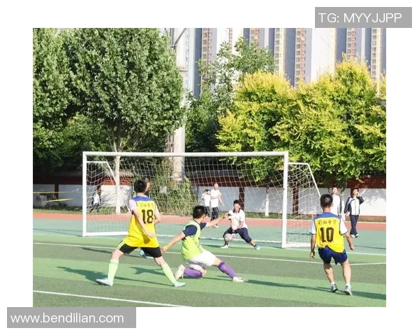 足球球星精彩瞬间定格出场照展现运动之美与拼搏精神